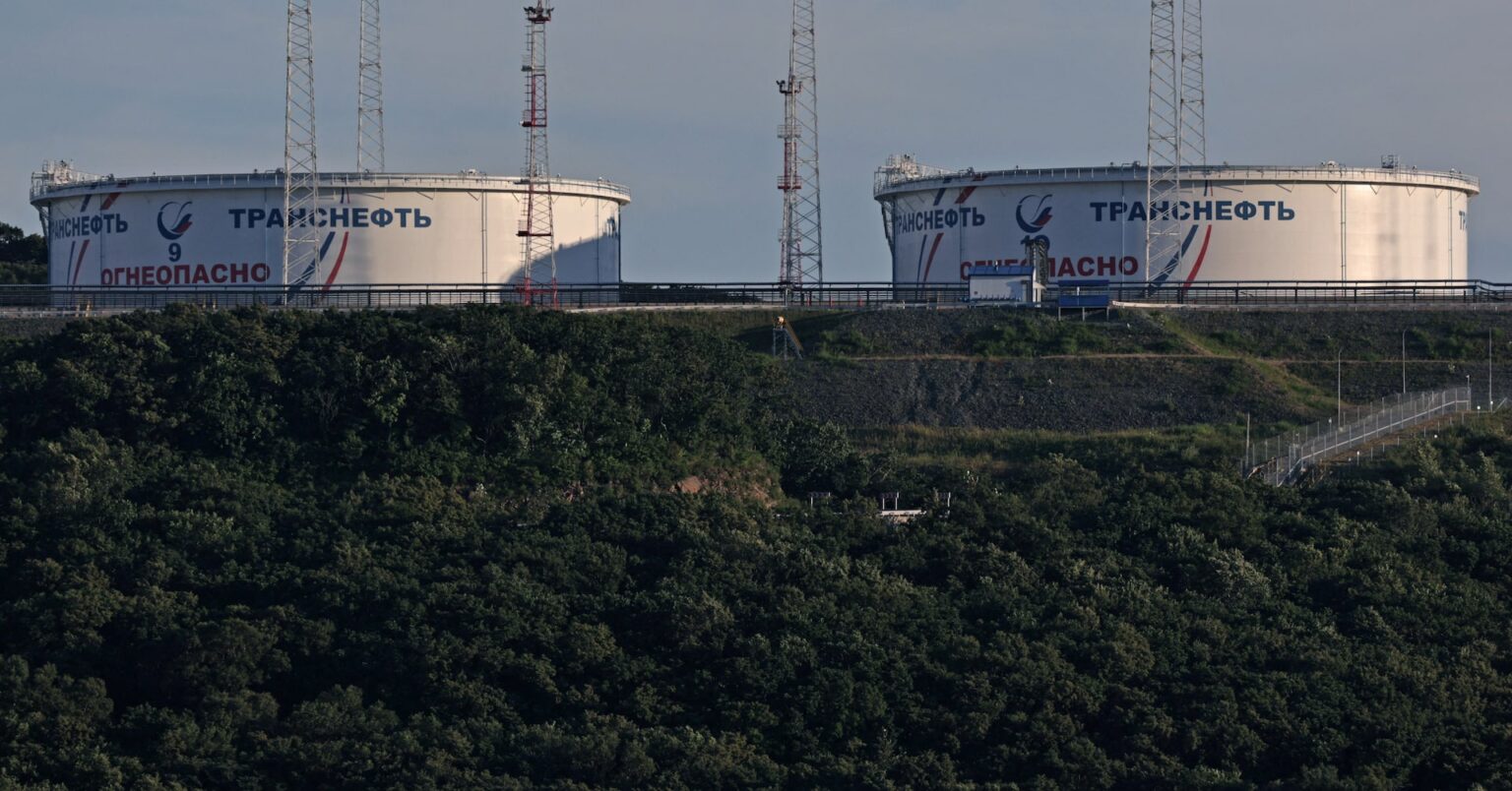 原油先物5週間ぶり高値、トランプ氏のロシア・イラン巡る警告で | ロイター