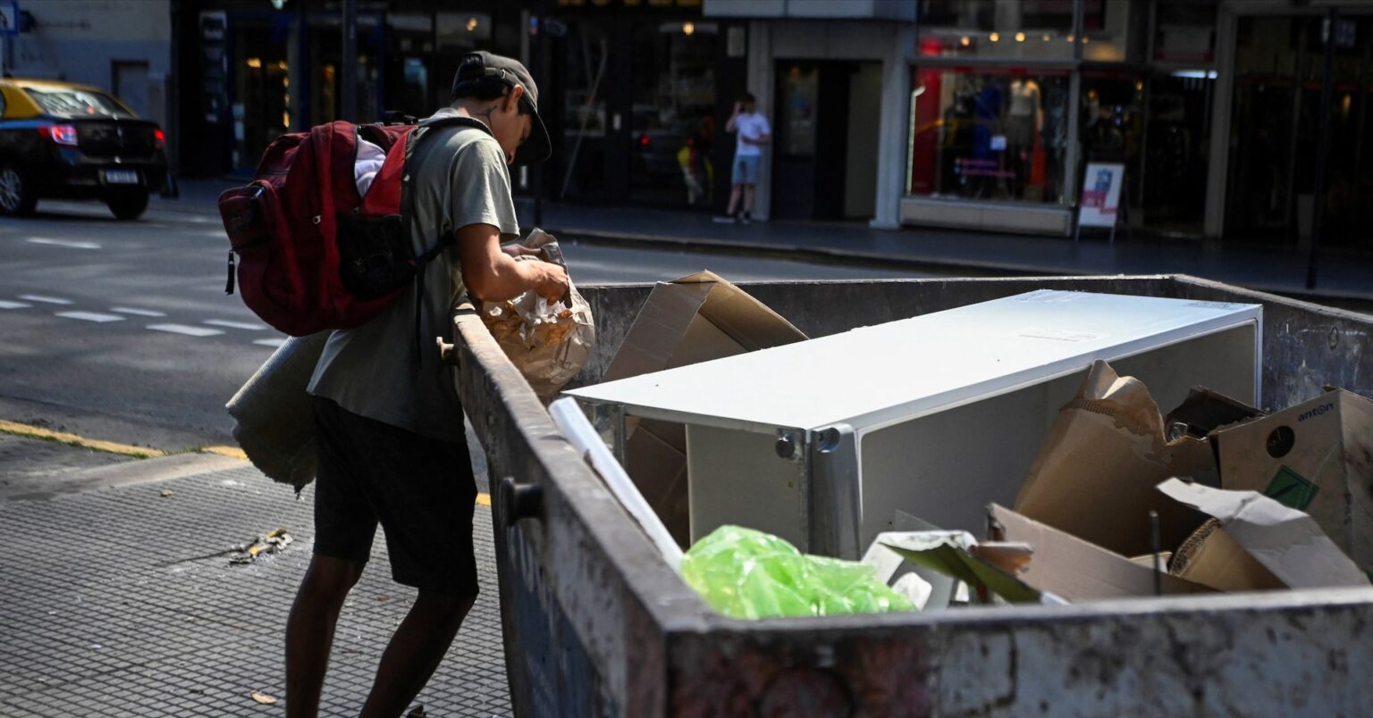アルゼンチン貧困率、24年下半期は38.1％に急低下  | ロイター