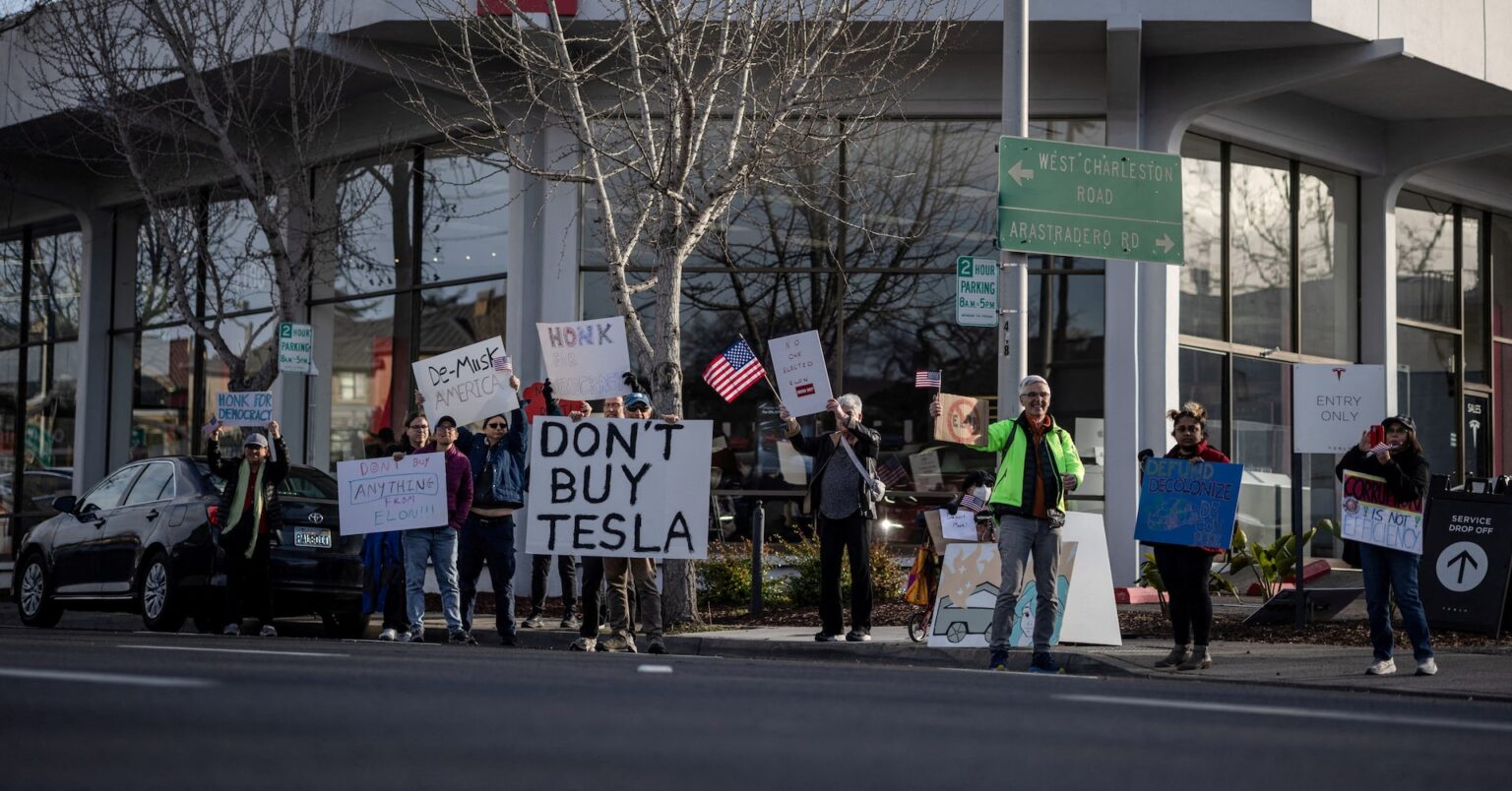 テスラ第1四半期納車台数は前年比マイナスか、競争激化や不買運動など響く | ロイター