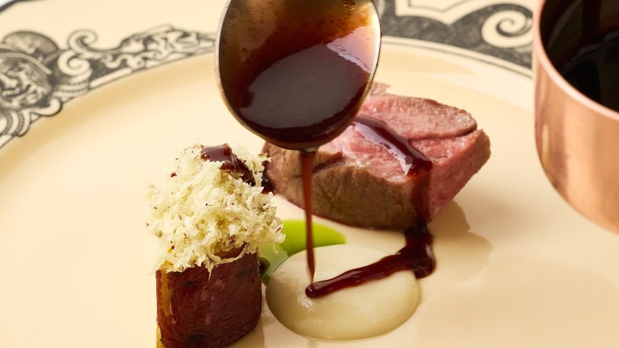 イタリアと日本のホリデーシーズンを祝福。グッチ オステリアの年末限定特別メニュー | Vogue Japan