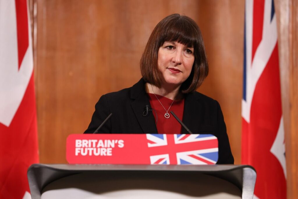 英国初の女性財務相、リーブス氏は労働者のための成長経済目指す - Bloomberg