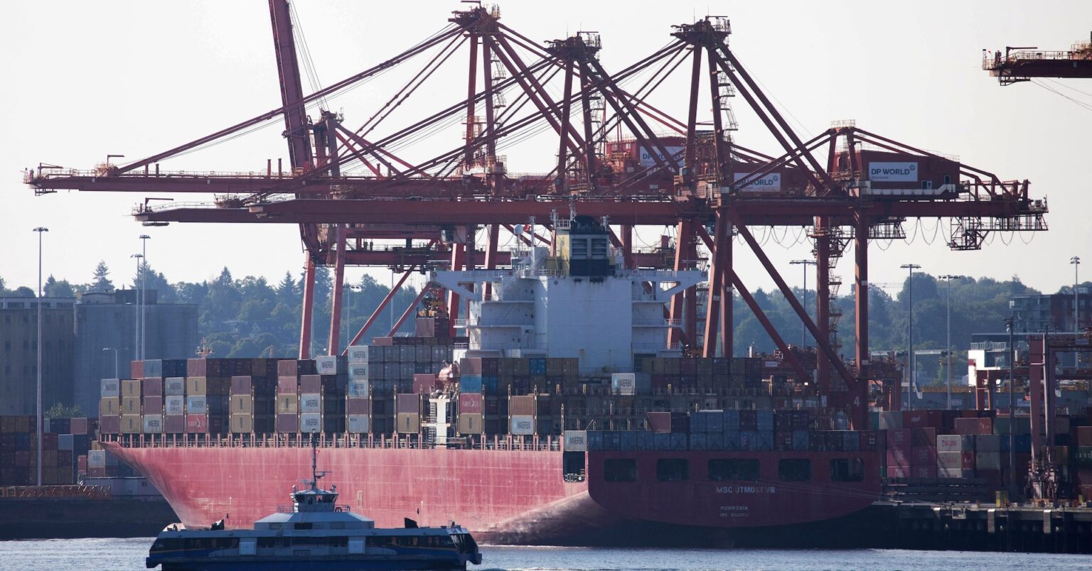 カナダ貿易収支、10月は8カ月連続赤字　対米黒字が減少 | ロイター