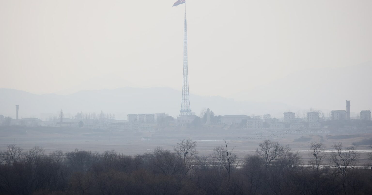 衛星が捉えた北朝鮮の新型軍艦、甲板にミサイル数十発分の垂直発射装置か | ロイター