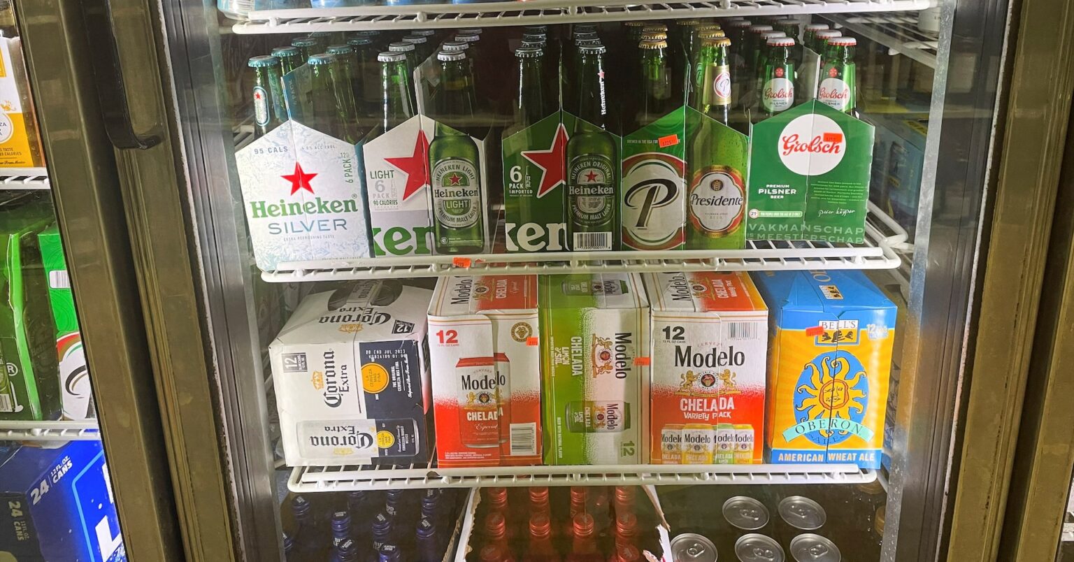 トランプ政権、輸入缶ビールに25%関税賦課 アルミ関税の対象に | ロイター トランプ政権、輸入缶ビールに25%関税賦課 アルミ関税の対象に | ロイター