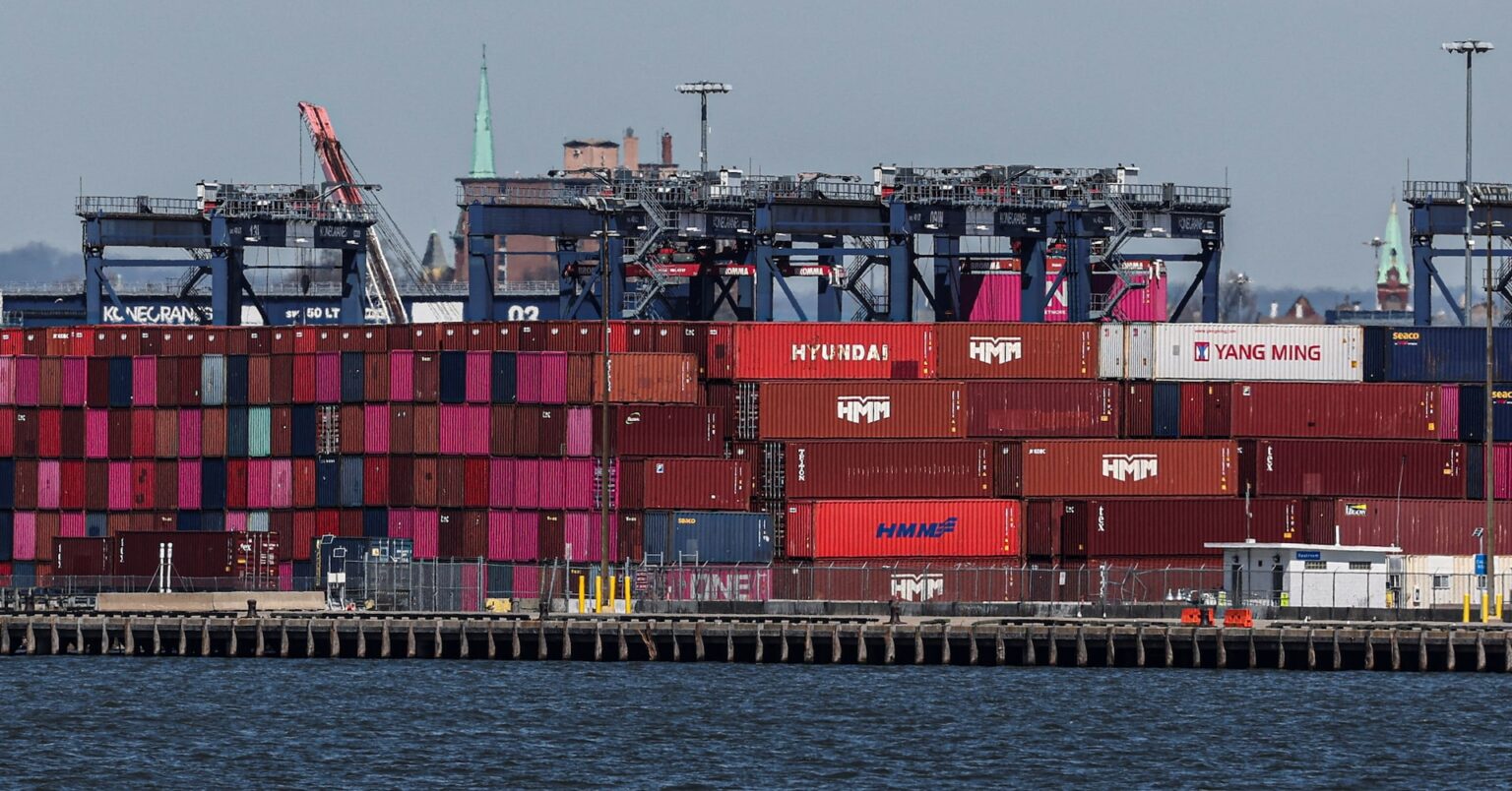 米貿易赤字、2月は6.1％縮小　前倒し購入で輸入は高止まり | ロイター