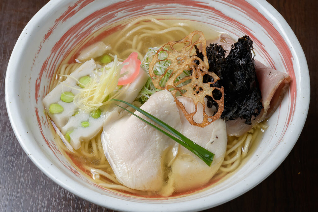 ASCII.jp：宮城・塩釜産キンキが異次元の旨味を放つ！ 「中華そば いぶし」の限定麺は春らしいビジュもグッド♪