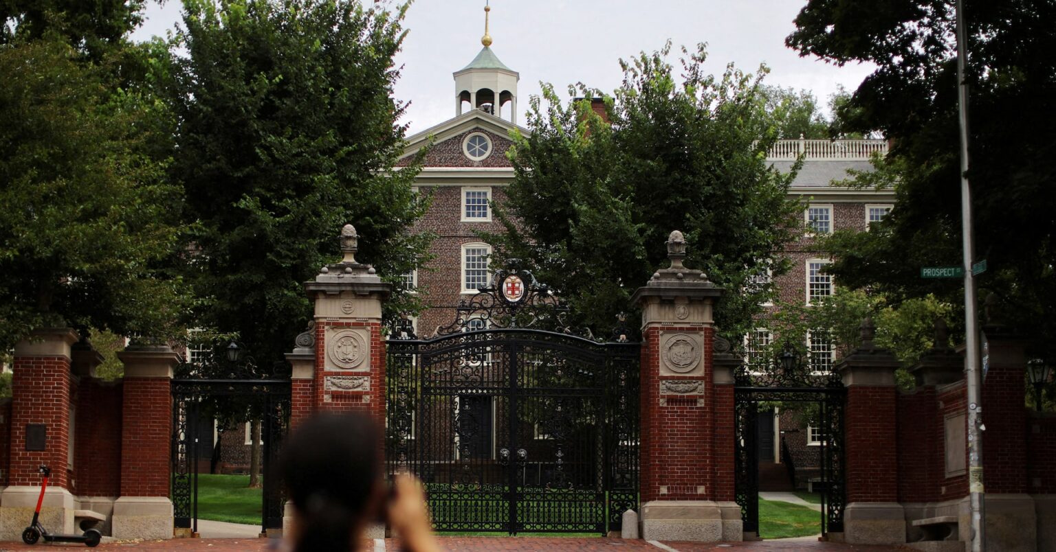 米ブラウン大の政府助成金凍結、ハーバード大も制限　政権が圧力 | ロイター