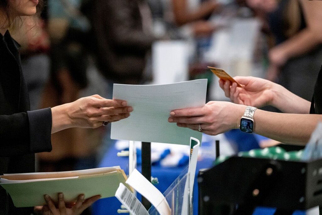 米雇用者数は22万8000人増、予想を上回る－失業率4.2％に上昇 - Bloomberg