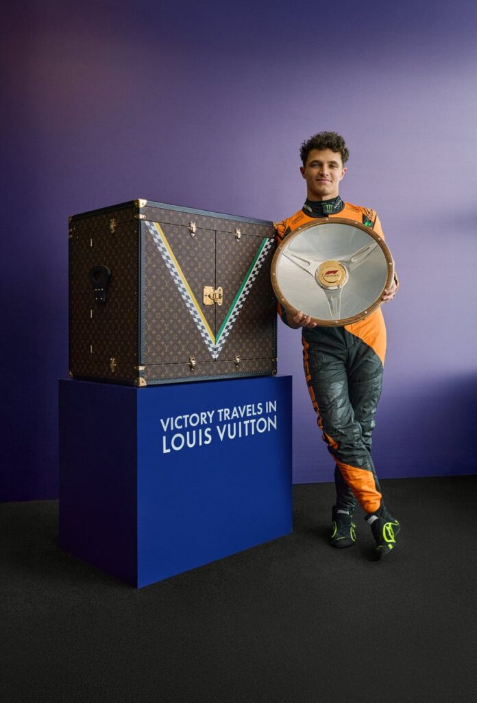 【ルイ·ヴィトン】フォーミュラ1® ルイ·ヴィトン オーストラリア グランプリ 2025 ランド·ノリスが特別仕様のルイ·ヴィトン トロフィー·トランクに収められたトロフィーを獲得