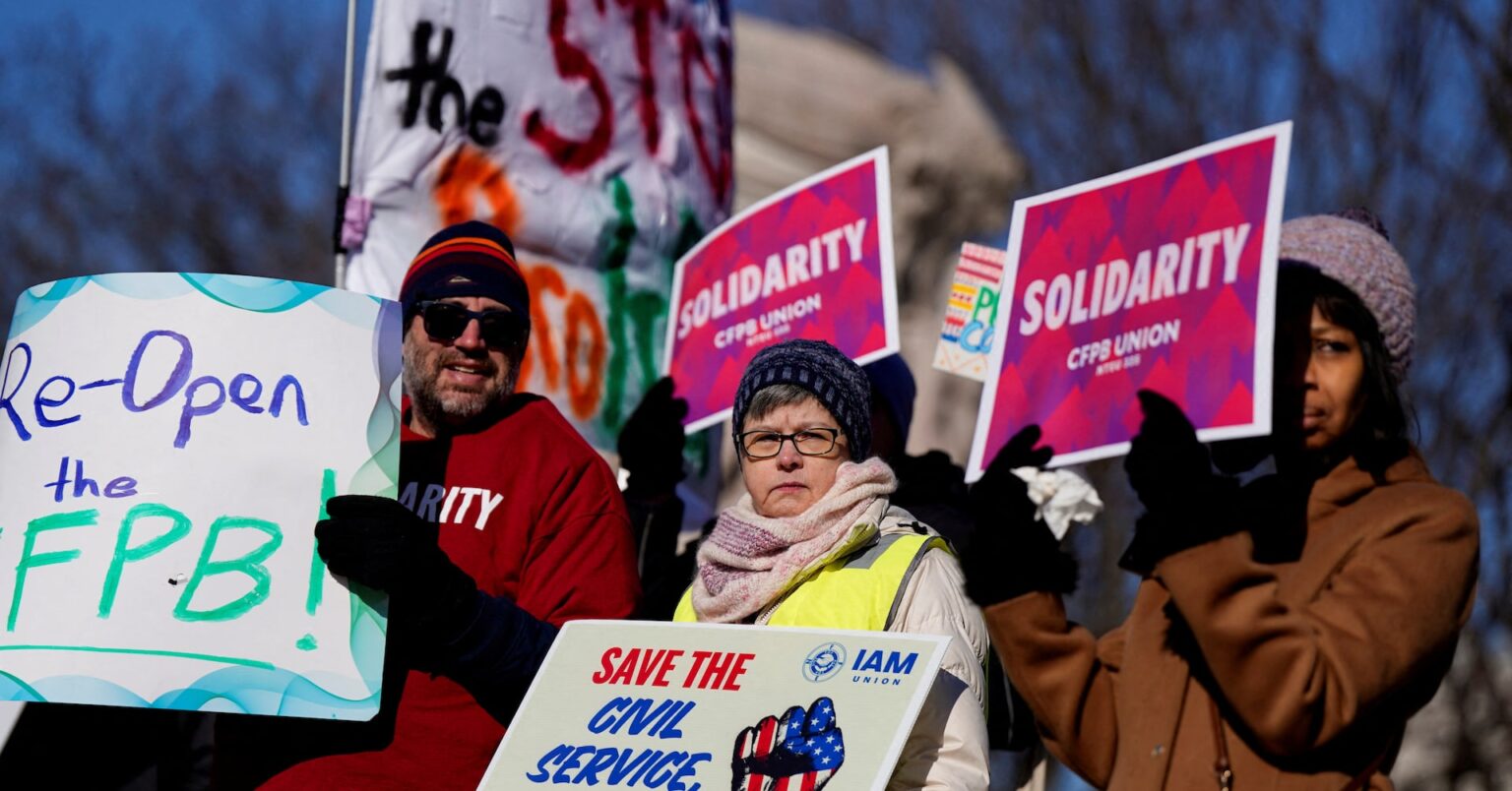 米最高裁、下級審による解雇政府職員の再雇用命令を差し止め | ロイター