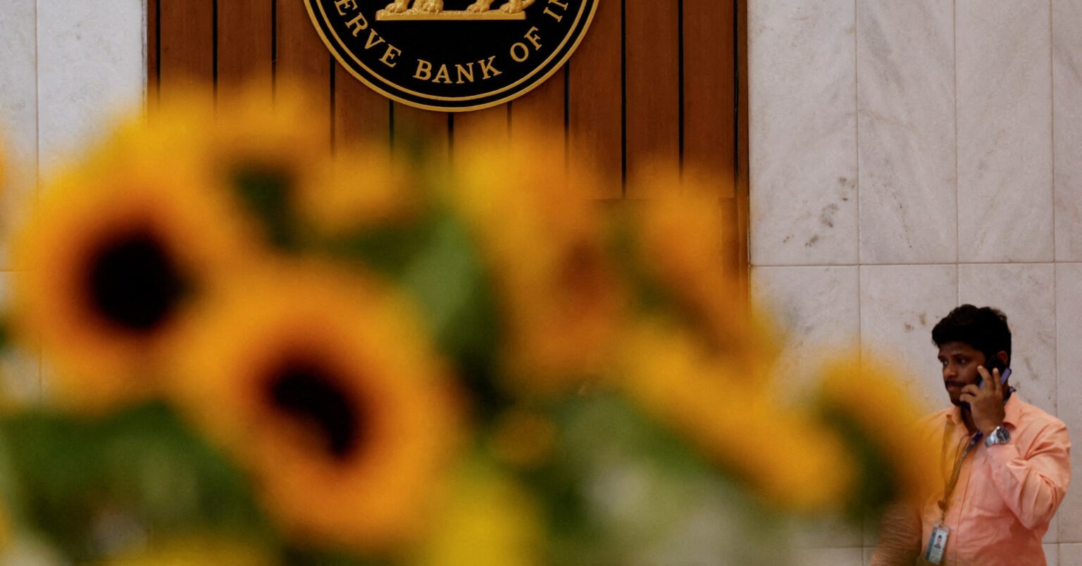 インド中銀が0.25％利下げ、政策スタンス「緩和的」に変更 | ロイター