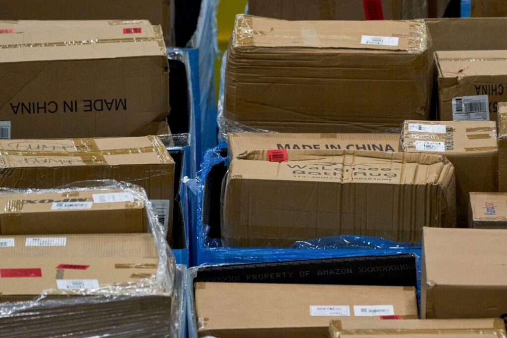 アマゾン、中国製品の一部注文停止－トランプ関税による打撃軽減 - Bloomberg