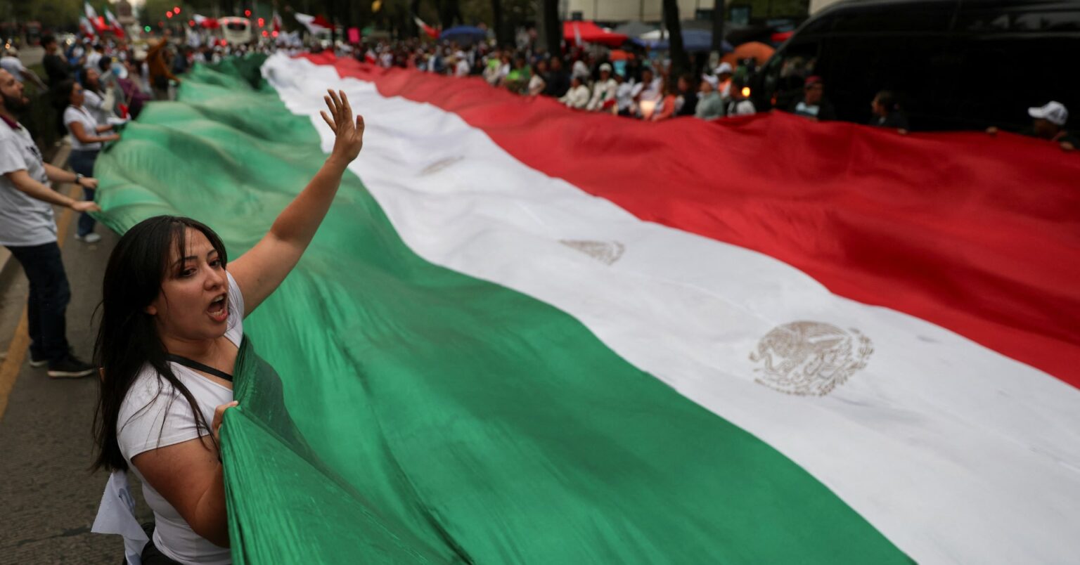 メキシコ司法改革案、上院審議が一時中断　デモ隊が議事堂乱入 | ロイター