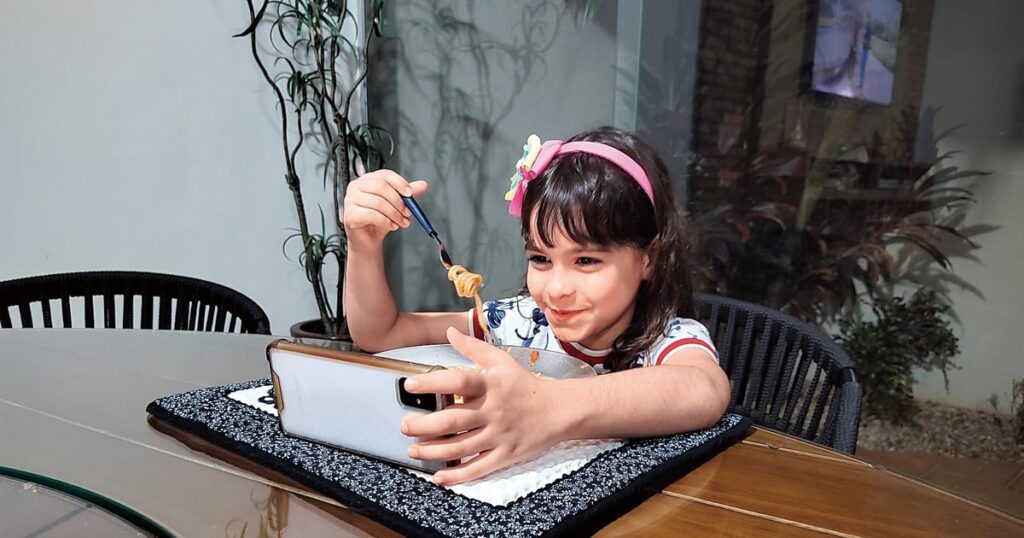 ワールドウオッチ：ブラジルで小中学校でのスマホ禁止法施行　美代賢志 | 週刊エコノミスト Online