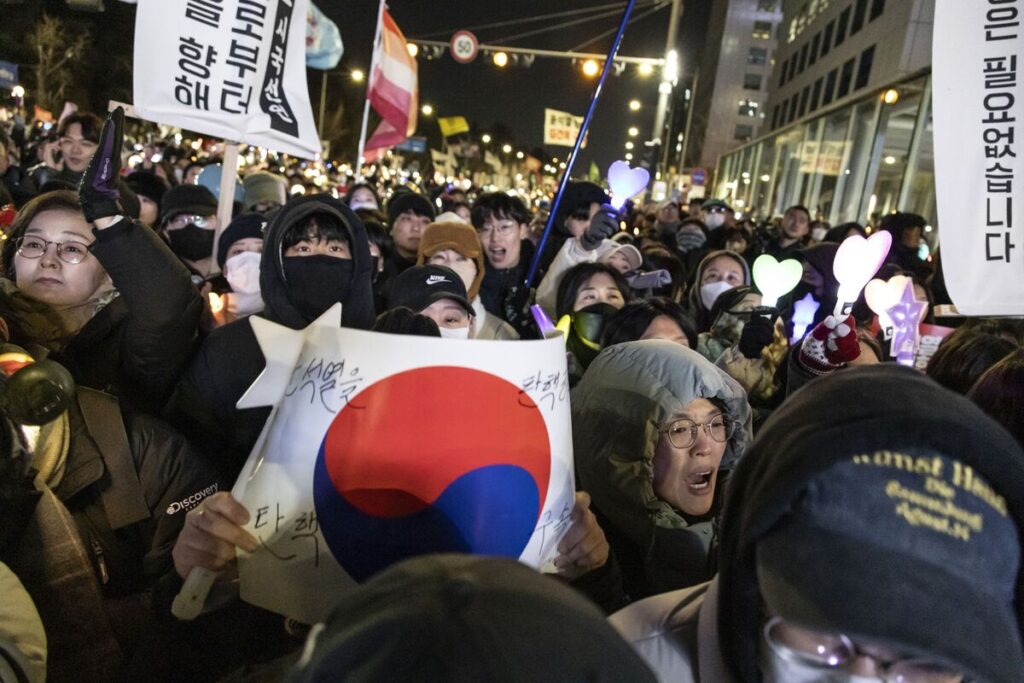 韓国労組、大統領辞任求めスト警告－国会前の抗議集会を毎日実施へ - Bloomberg