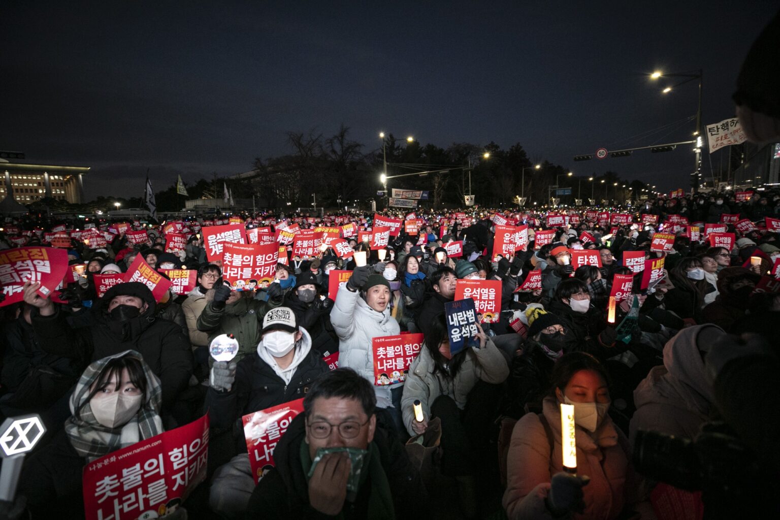 韓国の尹大統領に出国禁止措置、「非常戒厳」巡り警察が捜査チーム – Bloomberg Protest Against President Yoon Ahead of Impeachment Vote