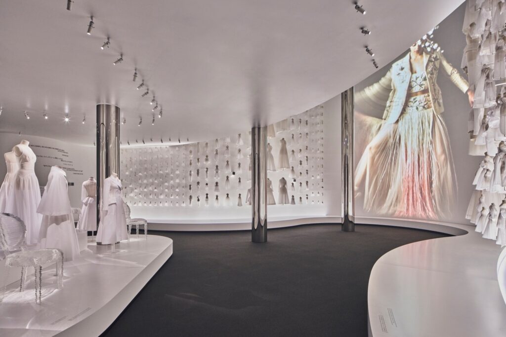 ディオール「大阪・関西万博」フランスパビリオン出展、“白いトワル”約400点が並ぶインスタレーション – ファッションプレス ディオール「大阪・関西万博」フランスパビリオン出展、“白いトワル”約400点が並ぶインスタレーション - ファッションプレス