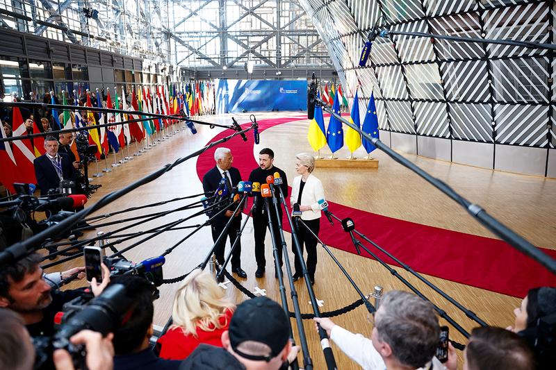 3月6日、欧州連合（EU）特別首脳会議に参加するためブリュッセル本部に集まった欧州理事会のコスタ議長（左）、ウクライナのゼレンスキー大統領（中央）、欧州委員会のフォンデアライエン委員長（右）。