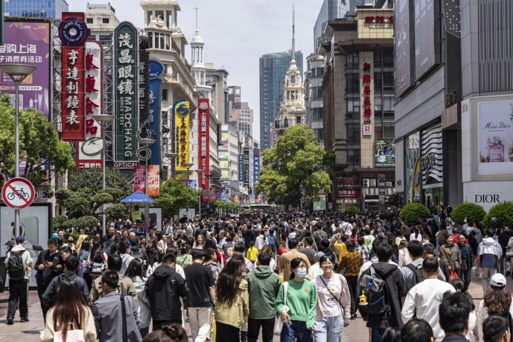 中国サービス業活動が鈍化－景気の弱さ示す新たな兆候 - Bloomberg