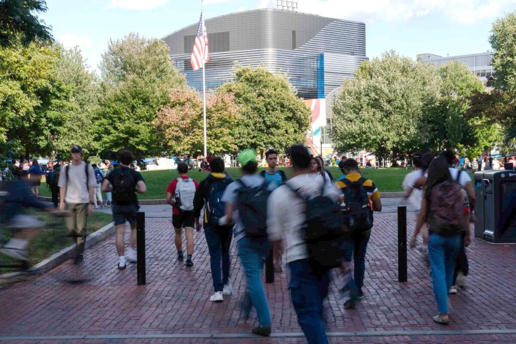 若者は大学院を目指す、経済不確実性で就職氷河期に－学士号は無意味 - Bloomberg