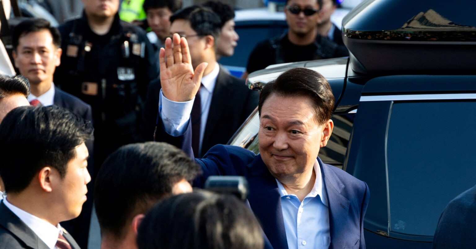 韓国前大統領「クーデターではない」、内乱罪初公判で起訴内容否認 | ロイター