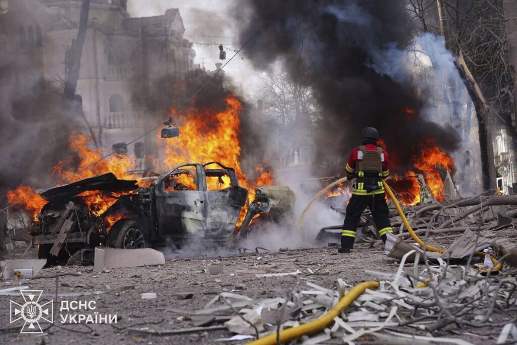 ウクライナ、北東部の都市にロシアがミサイル攻撃－37人死亡 - Bloomberg