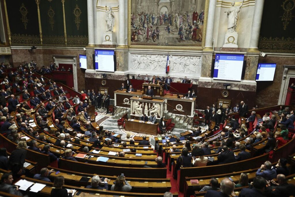 フランス内閣に崩壊危機、4日に不信任投票-乗り切れるとマクロン氏 – Bloomberg フランス内閣に崩壊危機、4日に不信任投票-乗り切れるとマクロン氏 - Bloomberg