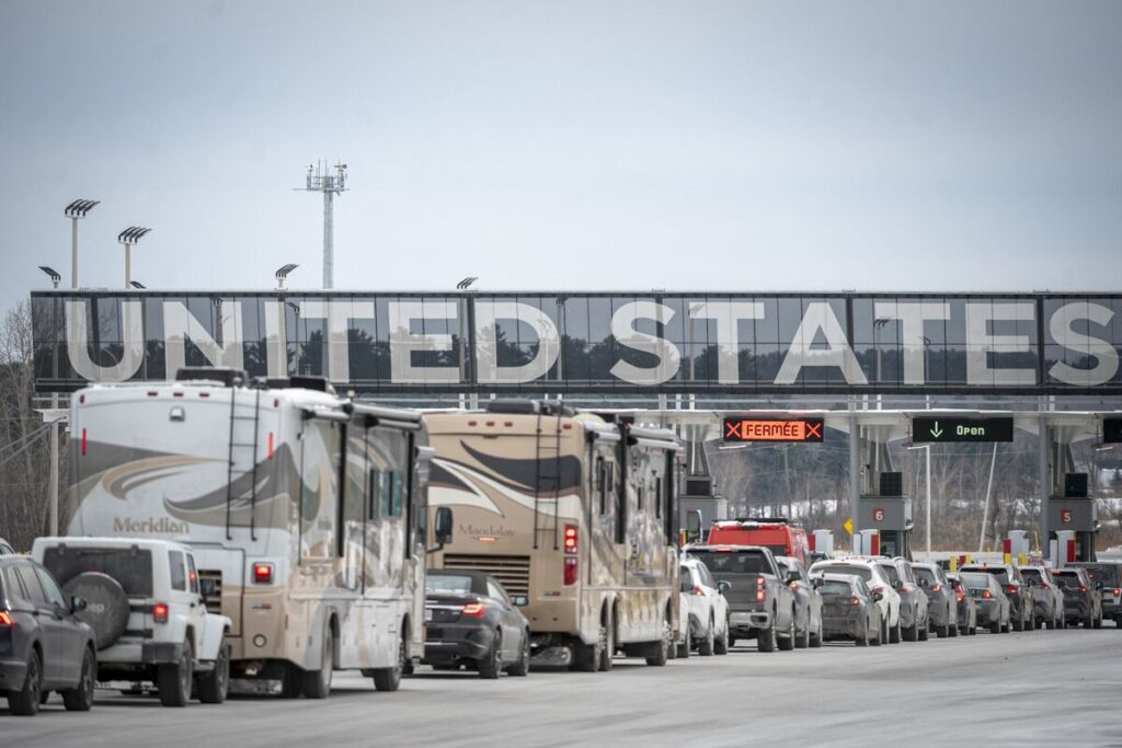 米国への渡航回避を、使い捨て携帯電話携行も勧告－カナダ公的機関 - Bloomberg