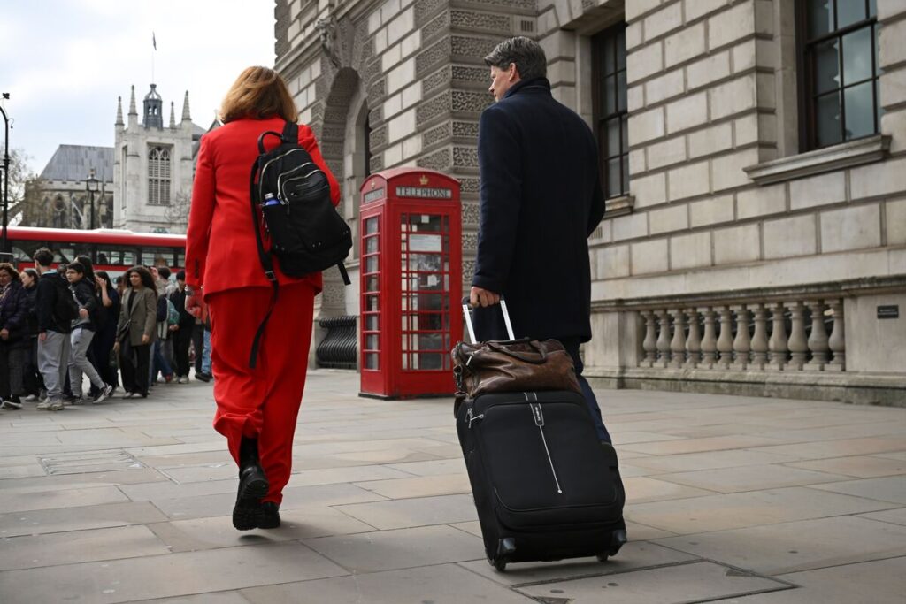 米国から頭脳流出、トランプ政権の予算削減で－英国での職探し急増 - Bloomberg