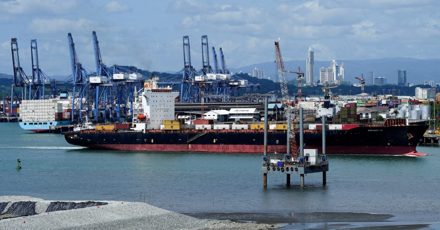 ＣＫハチソン港湾施設、イタリア資産家が大半を取得へ＝ＢＢＧ | ロイター