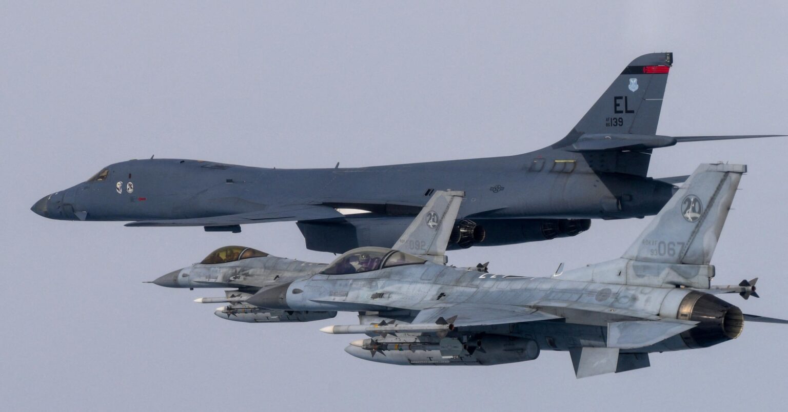 北朝鮮、米戦略爆撃機の韓国展開を批判　「公然の脅威」と表現 | ロイター