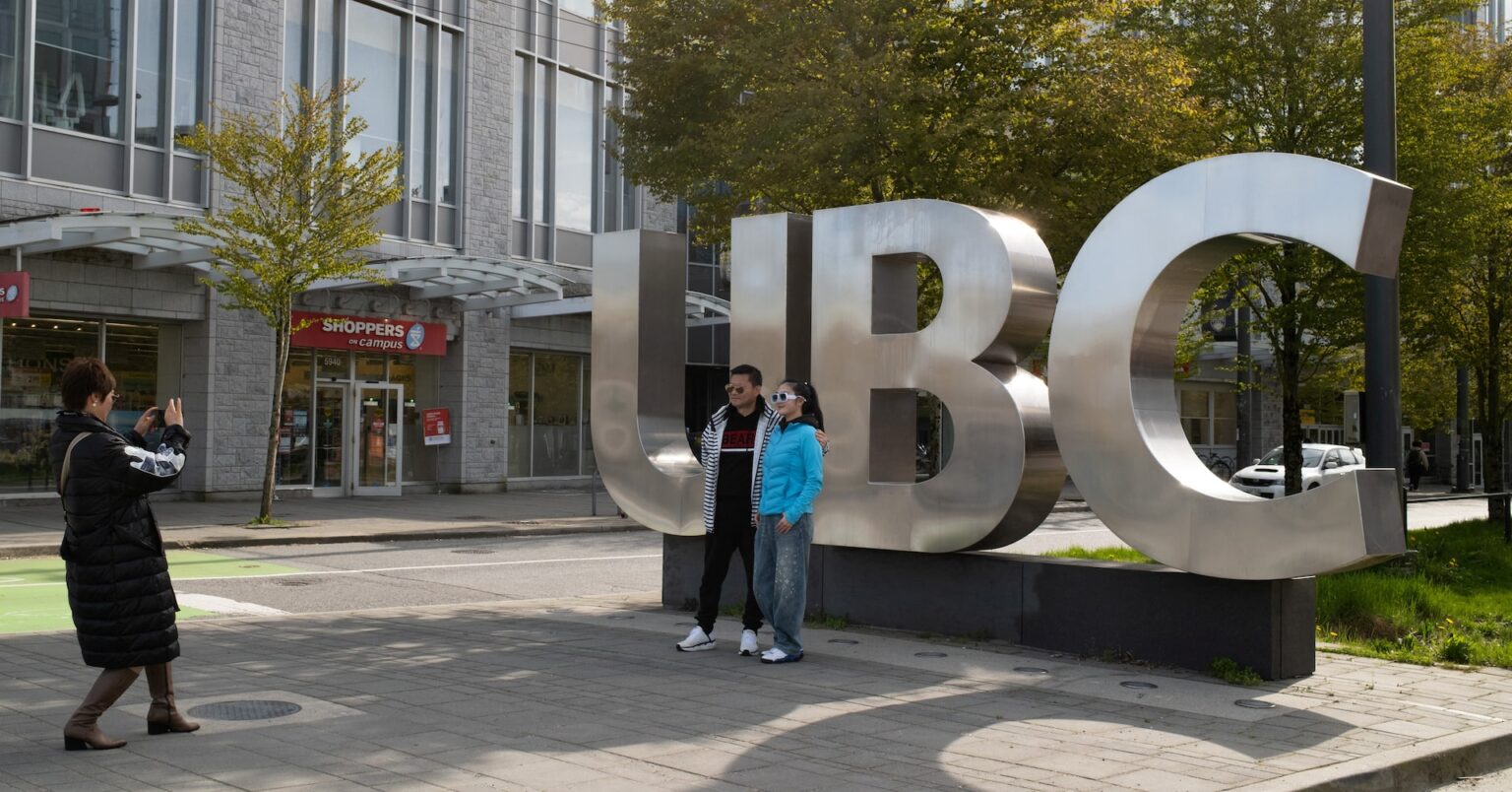 カナダの大学、米国からの入学申請急増　トランプ氏の補助金削減などで | ロイター