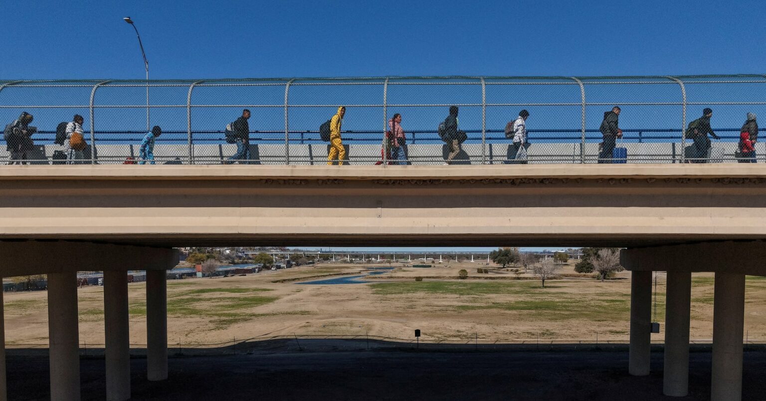 米・メキシコ国境の不法越境者、1月は2.9万人　20年以来の低水準 | ロイター