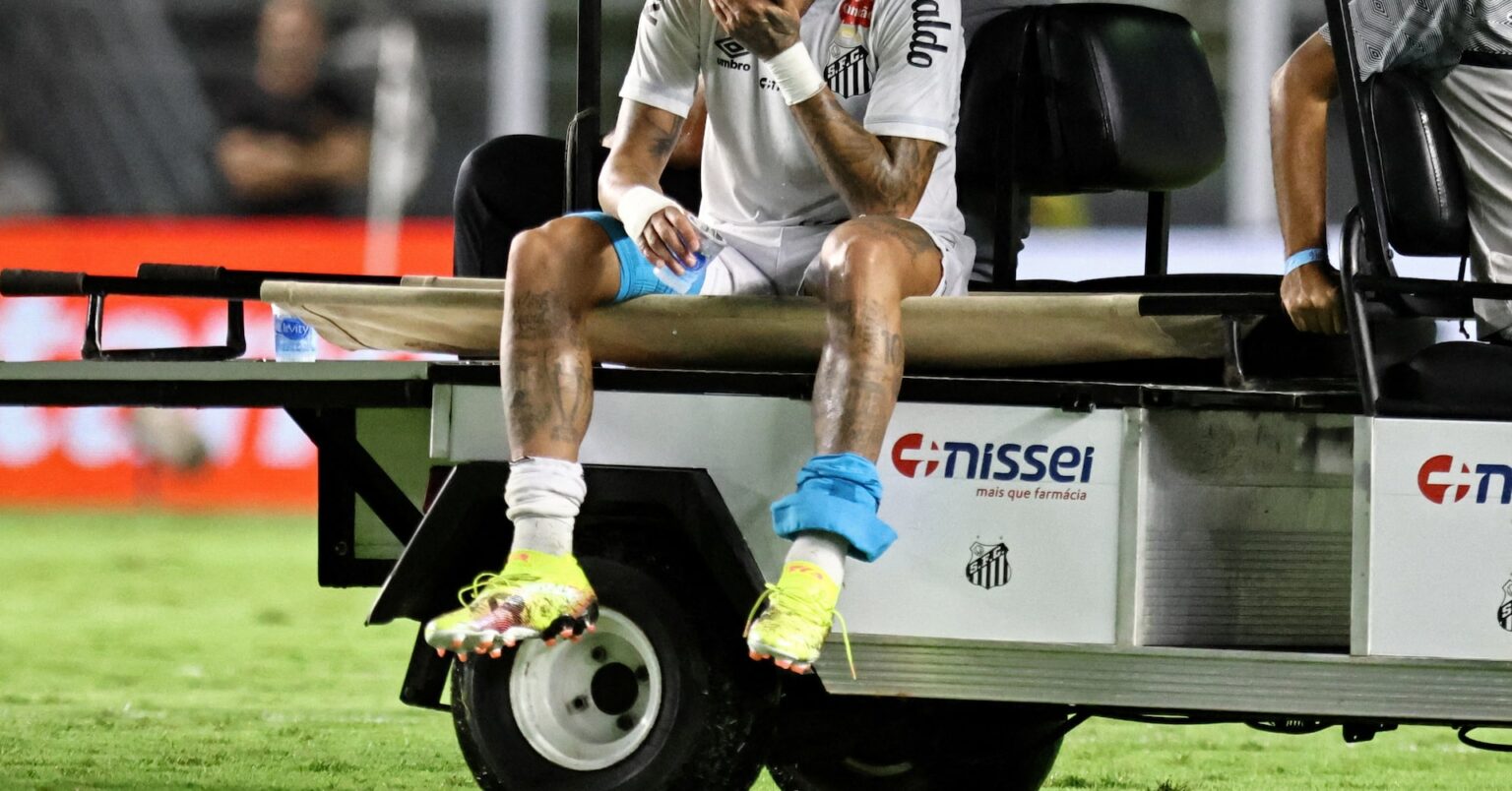 サッカー＝ブラジル代表ＦＷネイマールが太もも負傷、交代時に涙 | ロイター