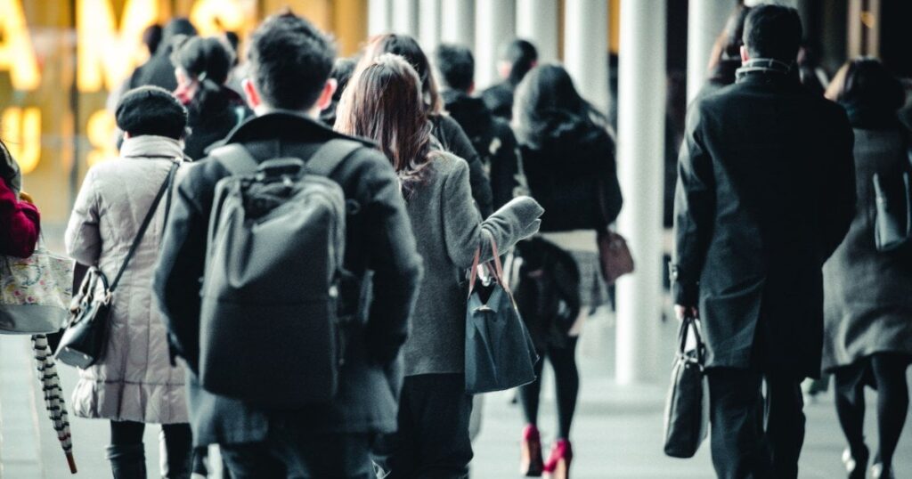 「新卒一括採用」に「定期人事異動」…歴史的に作られた「日本企業の慣習」の「ほんとうの問題」【社会の慣行はそれぞれの社会で異なる】