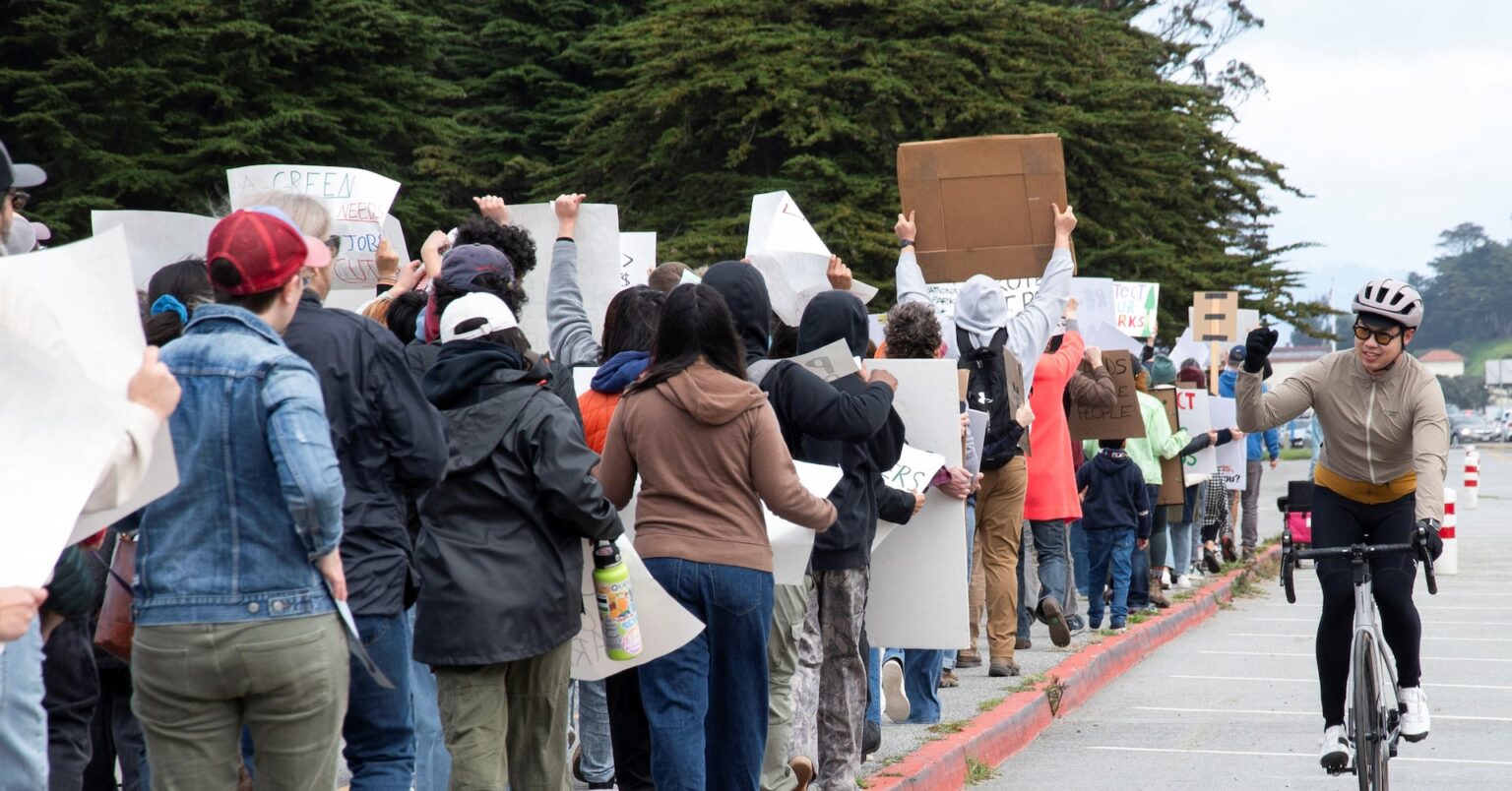 トランプ氏、米政府職員の採用凍結延長へ　7月まで | ロイター