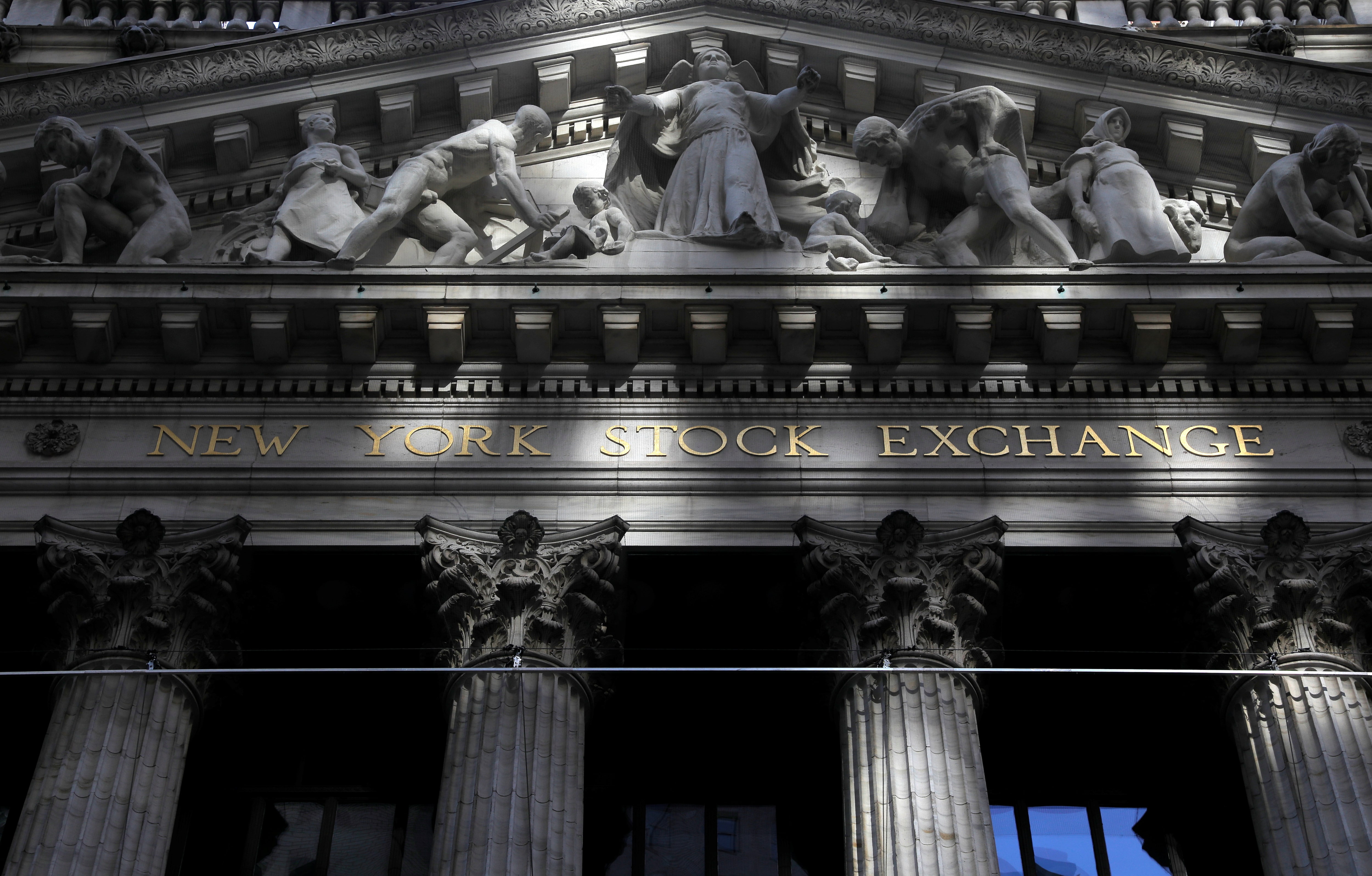 米国株式市場＝まちまち、ダウ527ドル安　関税協議や金利見通しが焦点