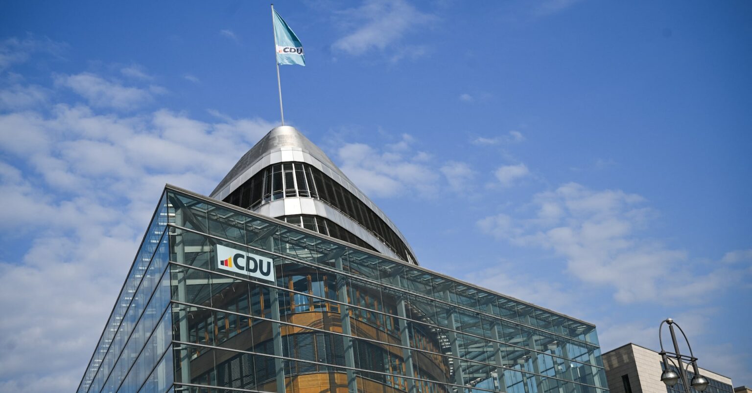 独保守連合と社民、連立で合意　競争力回復に向け決意示す | ロイター