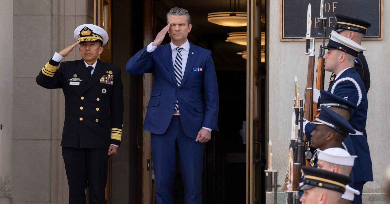 米国防長官、フーシ派攻撃情報を親族にも共有か　ＮＹＴ報道 | ロイター