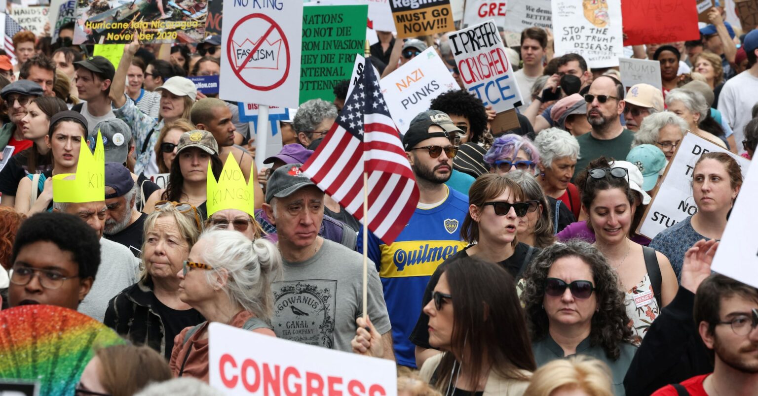 全米で数千人規模の反トランプ政策デモ、「王政いらない」 | ロイター