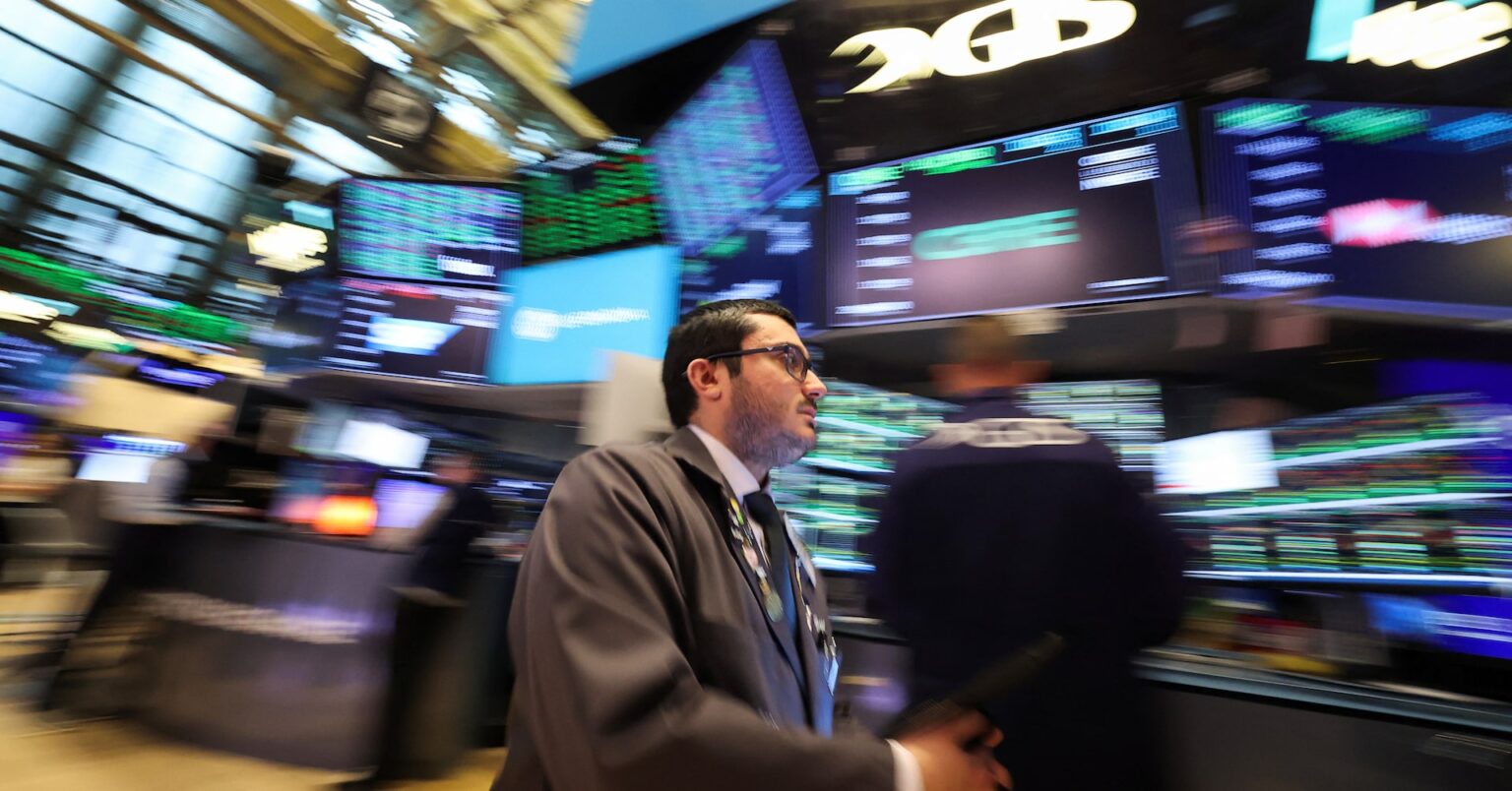 米国株式市場＝急反発、ダウ1016ドル高　米中の緊張緩和に期待 | ロイター