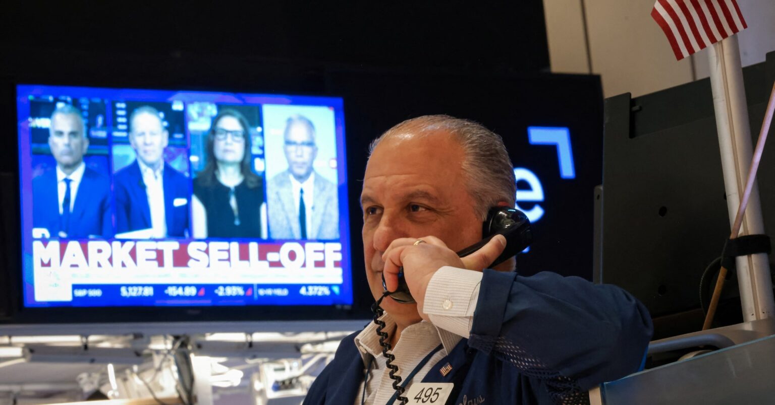 米国株式市場＝ダウ971ドル安、トランプ氏のＦＲＢ議長批判受け | ロイター