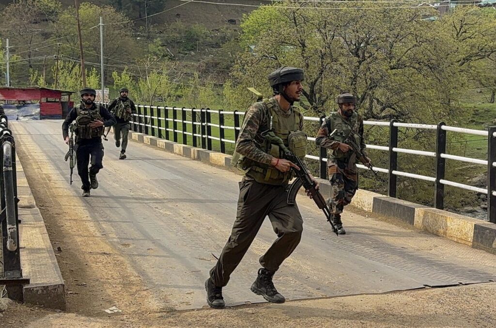 インドで観光客狙った無差別銃撃、旅程切り上げモディ首相帰国へ - Bloomberg