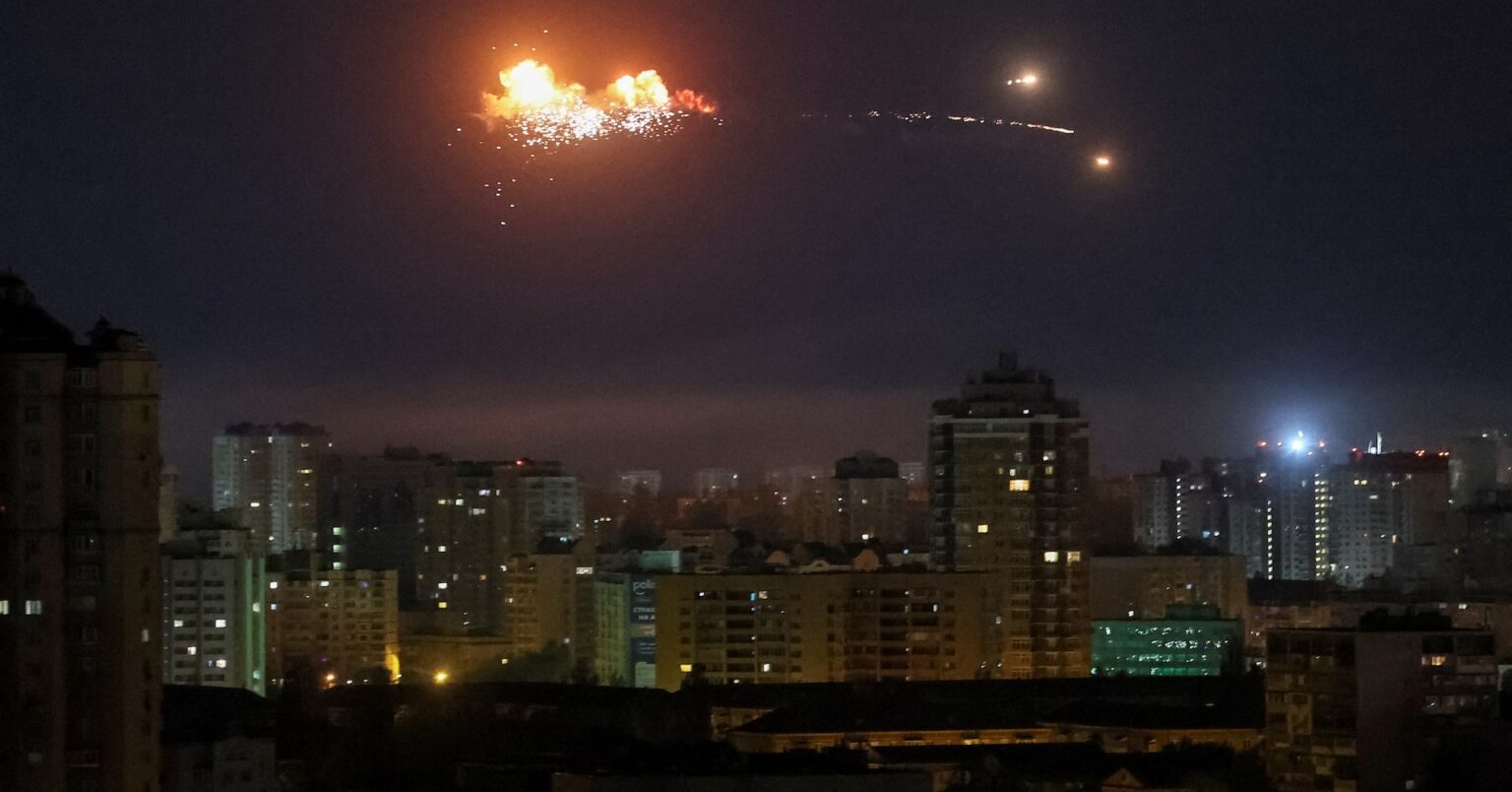 ウクライナ首都に夜間攻撃、9人死亡・70人以上負傷＝当局 | ロイター