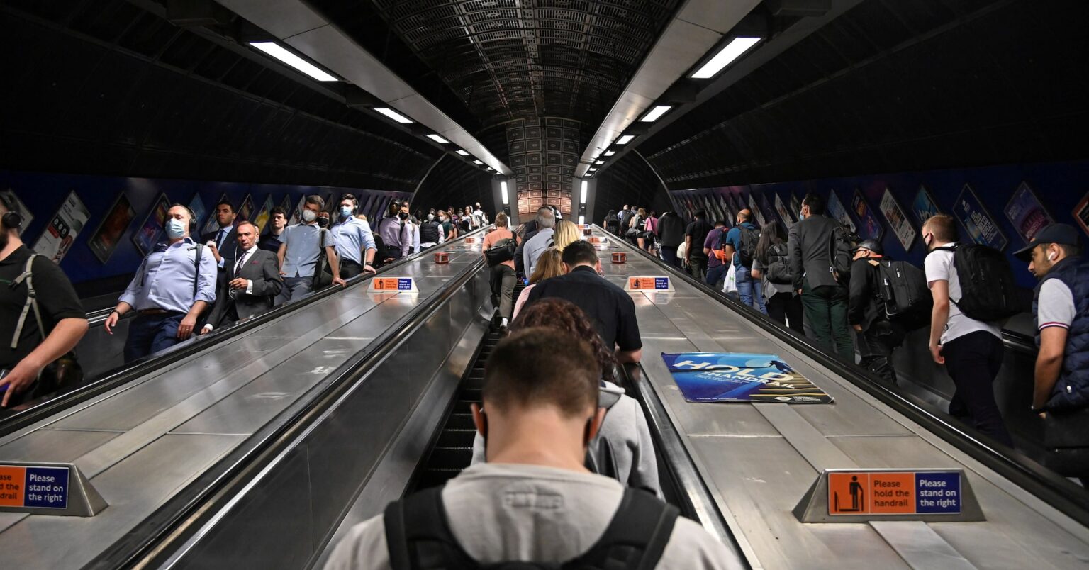 英国の労働環境は欧州最悪レベル、激務や自主性制限で＝報告 | ロイター