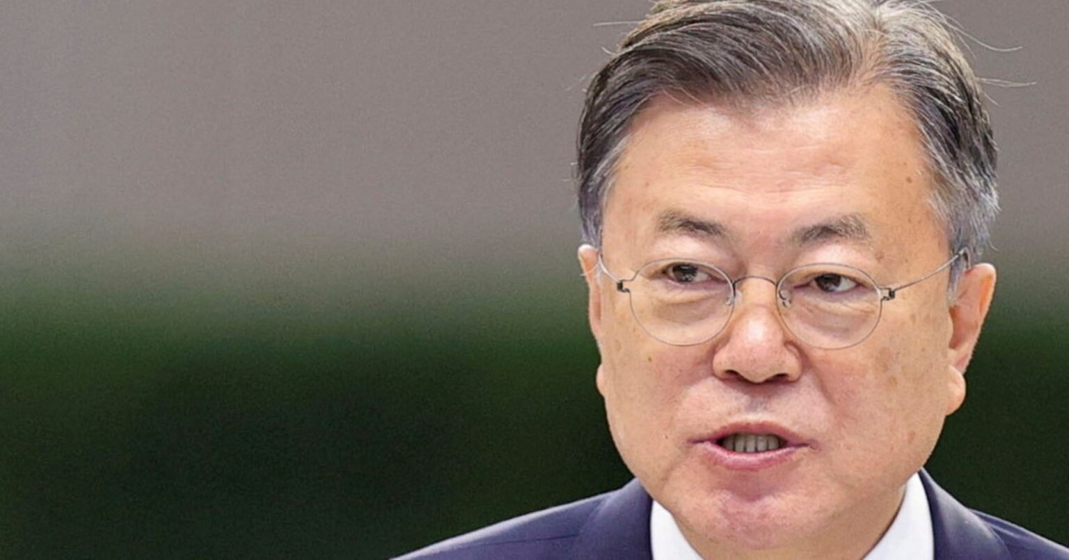 韓国の文在寅元大統領を在宅起訴、娘の元夫の採用に関連し収賄か | ロイター