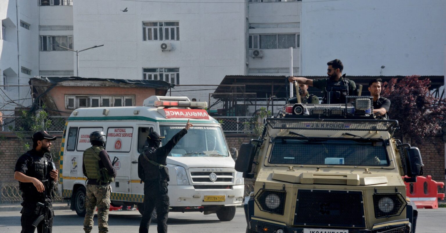 インド、カシミール地方で観光客襲撃でパキスタンとの国境閉鎖 | ロイター