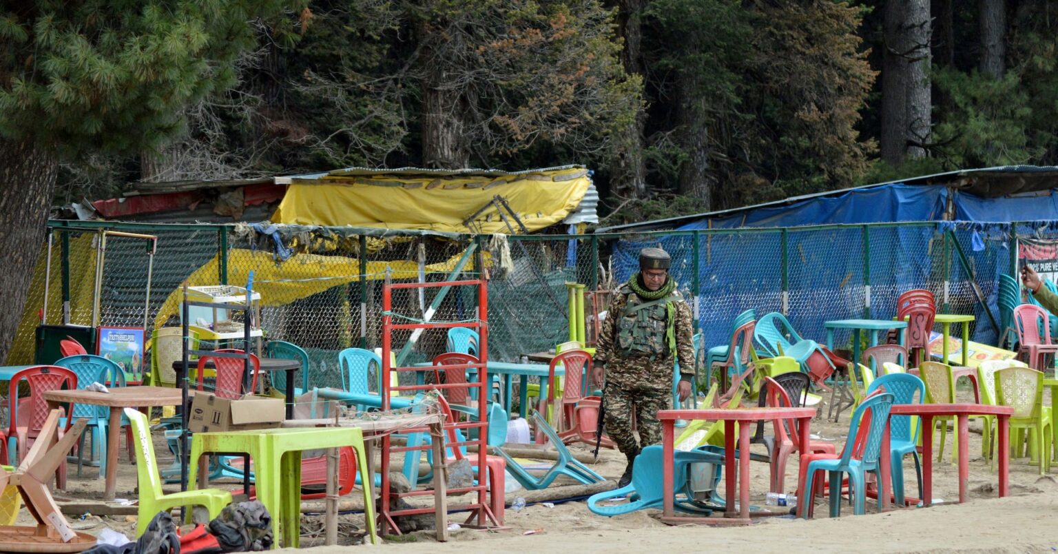 カシミール襲撃犯「地の果てまで追う」とモディ首相、容疑者3人公表 | ロイター