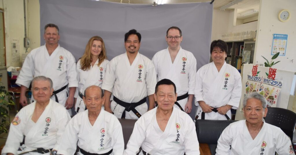カナダと米国から14人「真の空手の精神学べる」　上地流の道場で稽古　沖縄 - 琉球新報デジタル