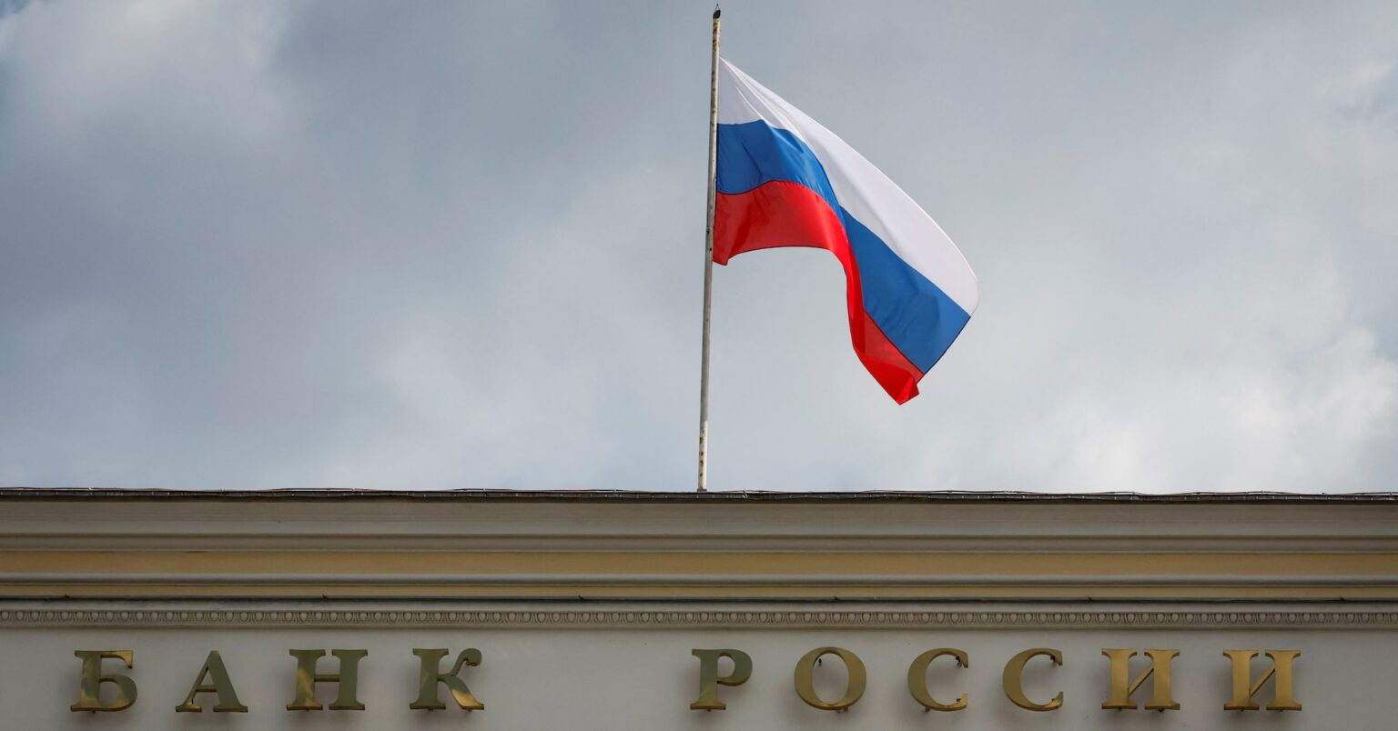 ロシア中銀、金利21％に据え置き　貿易摩擦によるインフレ圧力を警戒 | ロイター